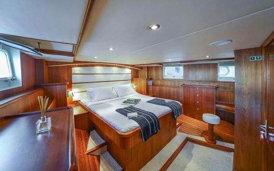 De Vries Lentsch Custom image