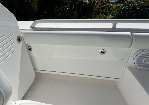 Everglades 273-CENTER-CONSOLE image