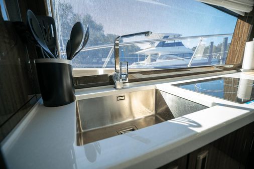 Galeon 550 Fly image