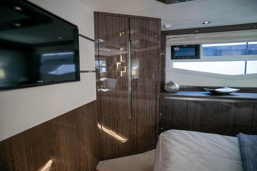 Galeon 550 Fly image