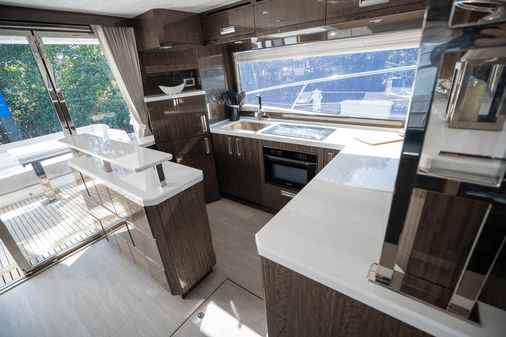 Galeon 550 Fly image