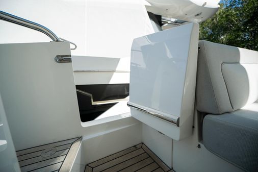 Galeon 550 Fly image