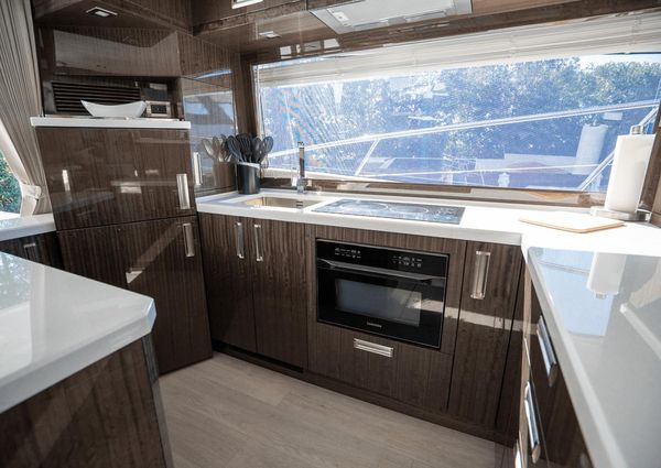 Galeon 550 Fly image