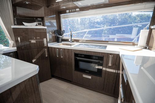 Galeon 550 Fly image