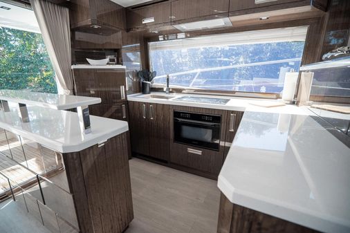 Galeon 550 Fly image