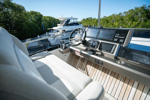 Galeon 550 Fly image