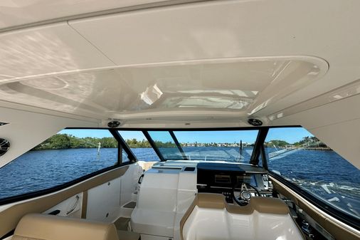 Sea Ray 320 Sundancer image