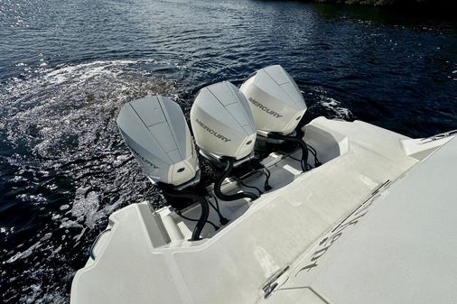 Sea Ray 320 Sundancer image