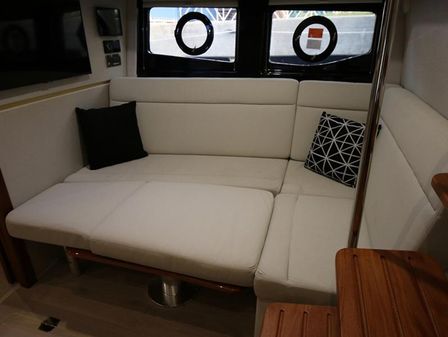 Boston Whaler 405 Conquest image