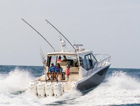 Boston Whaler 405 Conquest image