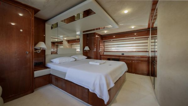 Ferretti Yachts 760 image