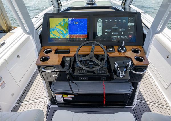 Everglades 375-CENTER-CONSOLE image