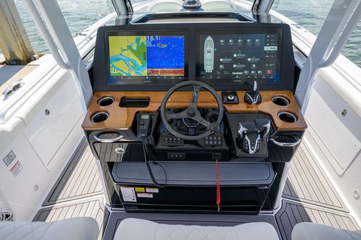 Everglades 375-CENTER-CONSOLE image