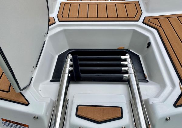 Starcraft SVX 211 OB Deck Boat image