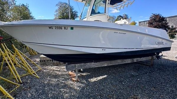 Boston Whaler 250 Outrage 