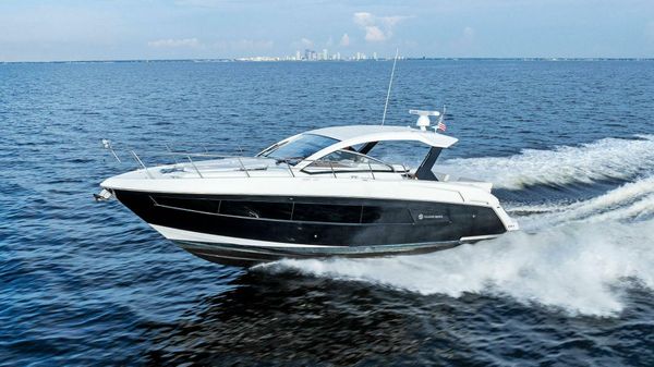 Cruisers Yachts 390 Express Coupe