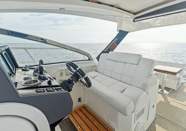 Cruisers Yachts 390 Express Coupe image