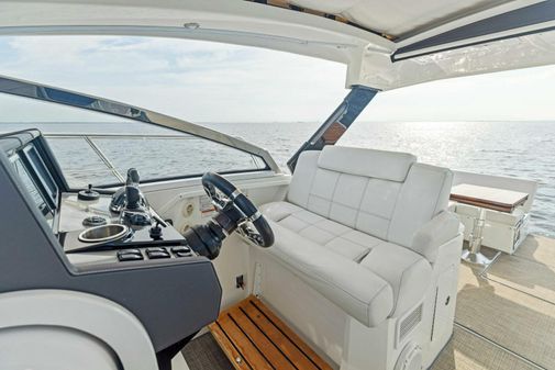 Cruisers Yachts 390 Express Coupe image