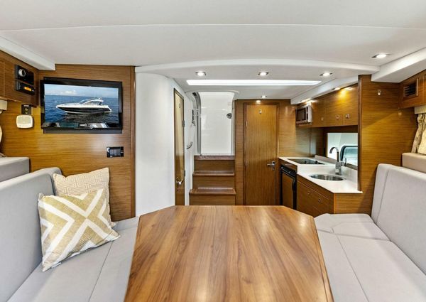 Cruisers Yachts 390 Express Coupe image