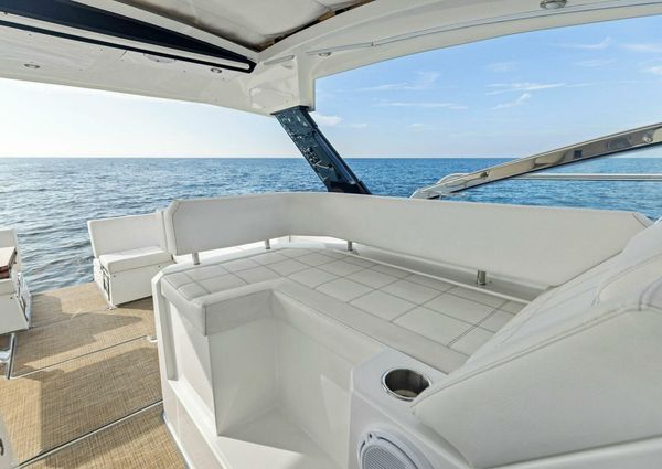 Cruisers Yachts 390 Express Coupe image