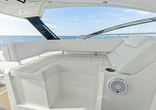 Cruisers Yachts 390 Express Coupe image