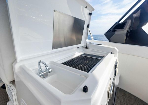 Cruisers Yachts 390 Express Coupe image