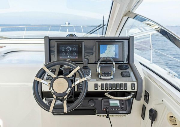 Cruisers Yachts 390 Express Coupe image