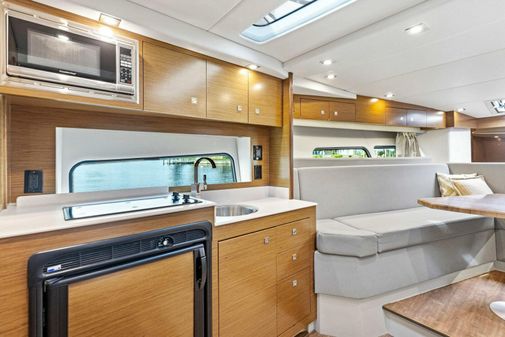 Cruisers Yachts 390 Express Coupe image