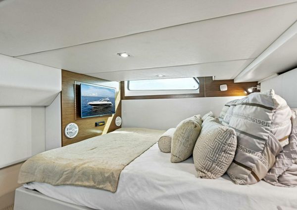 Cruisers Yachts 390 Express Coupe image