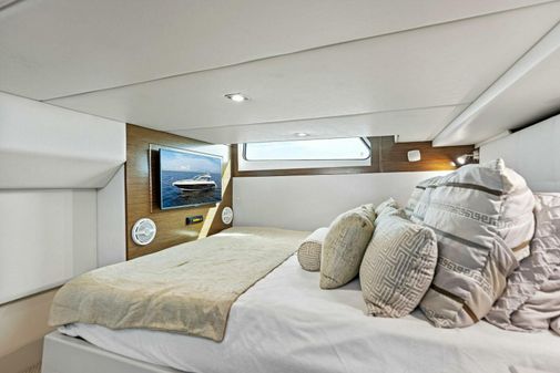 Cruisers Yachts 390 Express Coupe image