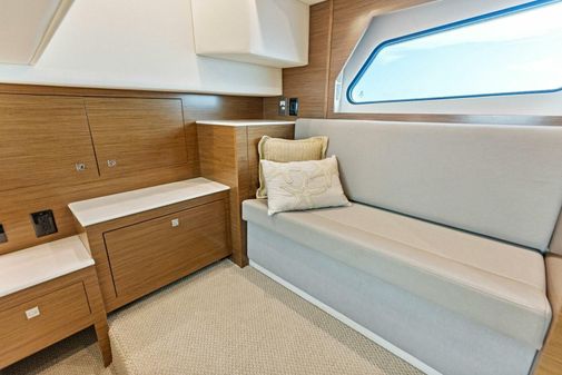 Cruisers Yachts 390 Express Coupe image