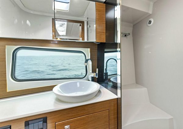 Cruisers Yachts 390 Express Coupe image