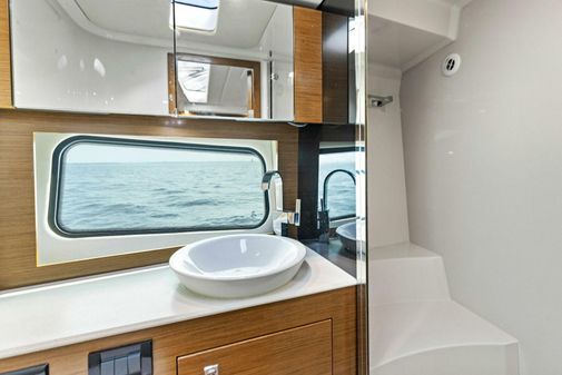 Cruisers Yachts 390 Express Coupe image