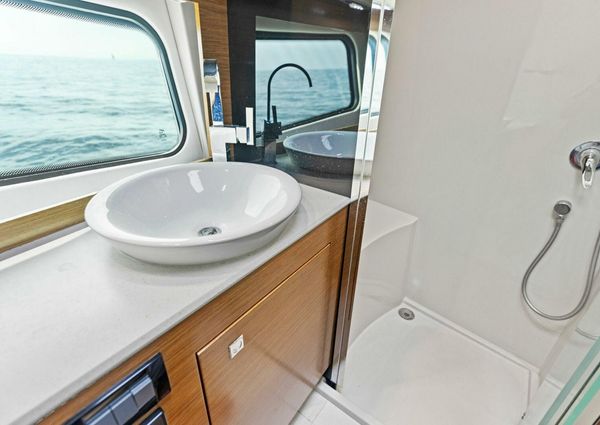 Cruisers Yachts 390 Express Coupe image