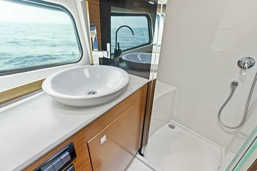 Cruisers Yachts 390 Express Coupe image