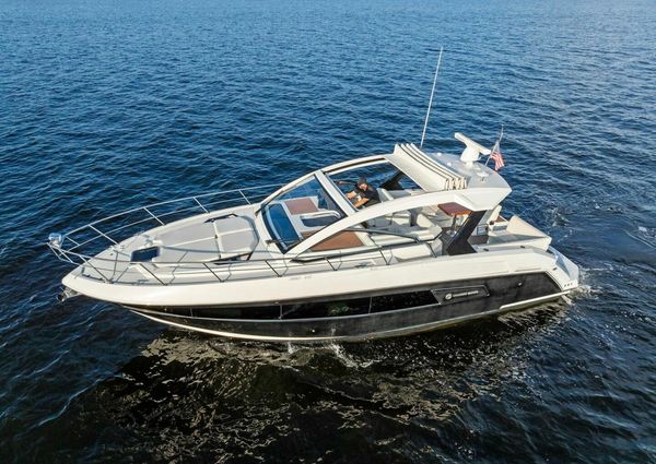 Cruisers Yachts 390 Express Coupe image