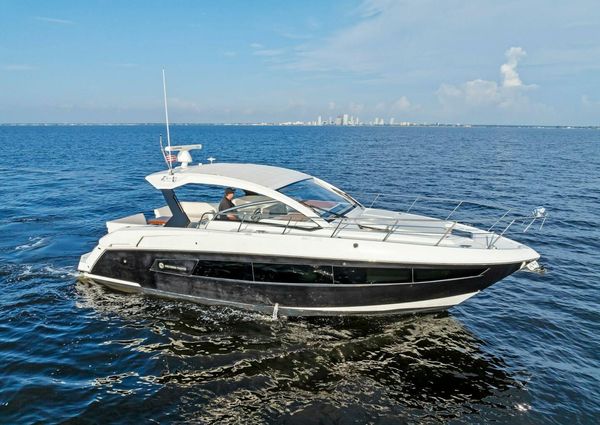 Cruisers Yachts 390 Express Coupe image