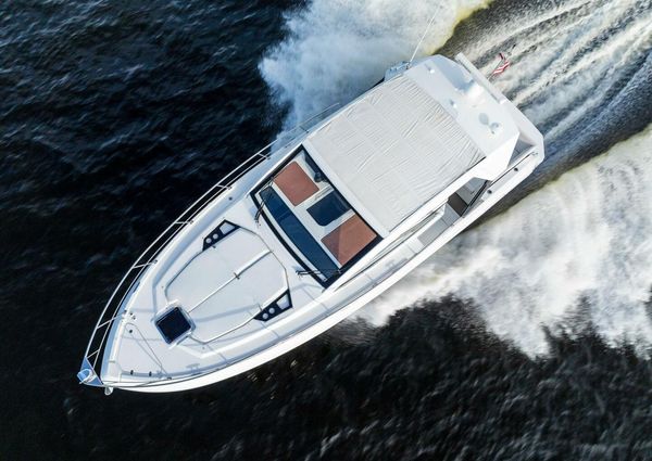 Cruisers Yachts 390 Express Coupe image