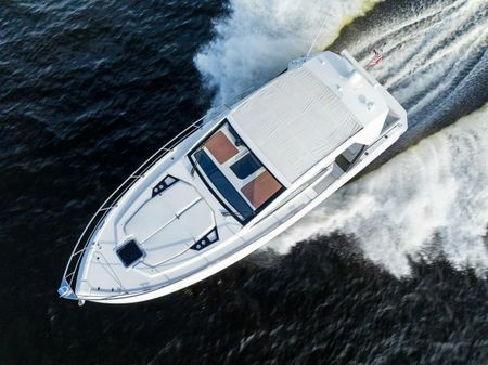 Cruisers Yachts 390 Express Coupe image