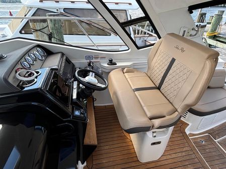 Sea Ray Sundancer 350 Coupe image