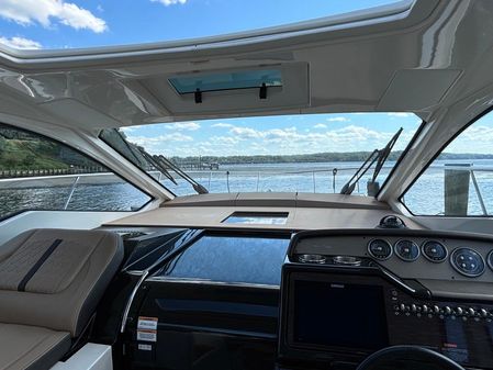 Sea Ray Sundancer 350 Coupe image