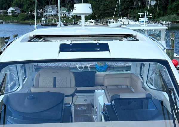 Sea Ray Sundancer 350 Coupe image