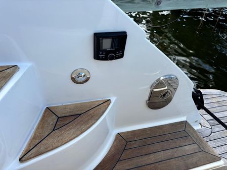 Sea Ray Sundancer 350 Coupe image