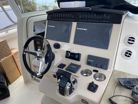 Boston Whaler 350 Realm image