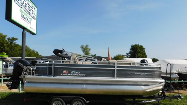 Sun Tracker Fishin' Barge 20 DLX 