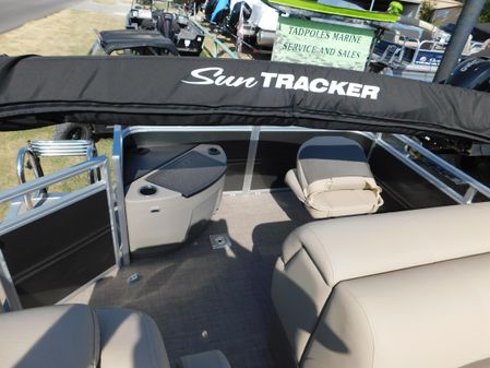 Sun Tracker Fishin' Barge 20 DLX image