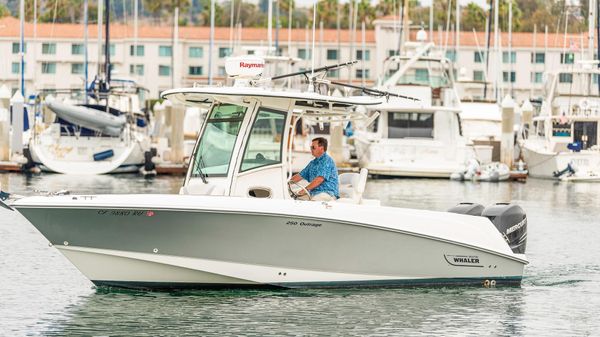 Boston Whaler 250 Outrage 