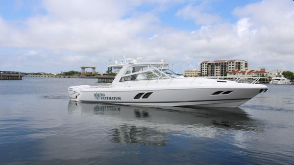 Intrepid 475 Sport Yacht 