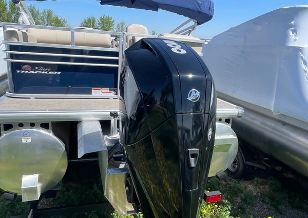Sun Tracker Party Barge 22XP3 RF image