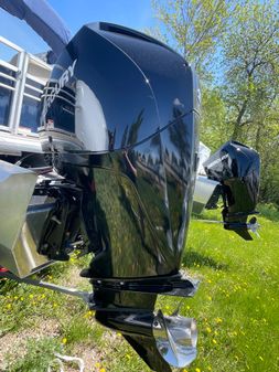 Sun Tracker Party Barge 22XP3 RF image